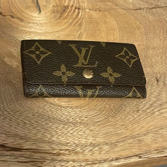 Authentic Louis Vuitton Monogram 4 Ring Key Case - Picture 3 of 16